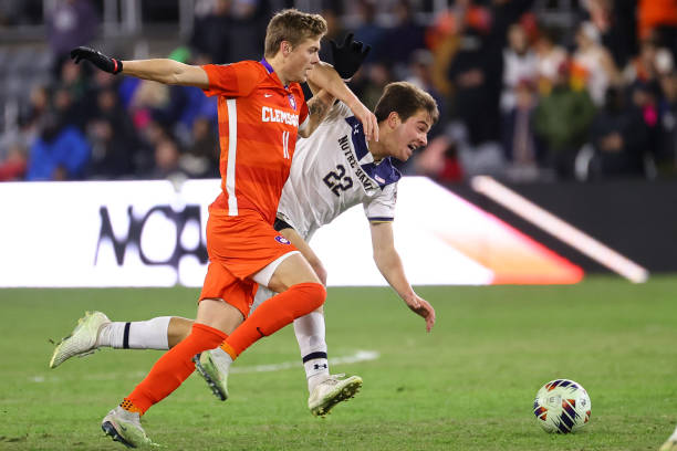 罗马诺：科莫只会在曼城的佩罗内、马赛的隆吉耶之间二选一.